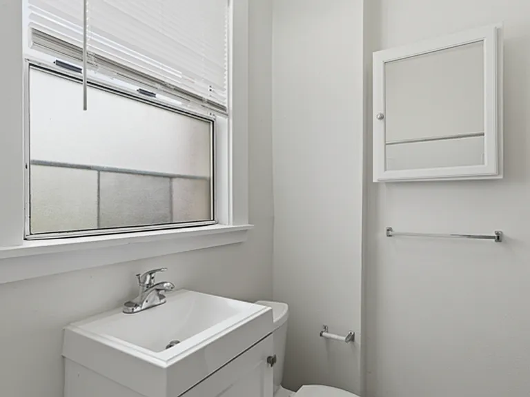 Abbottsford Apartments — Photo 137