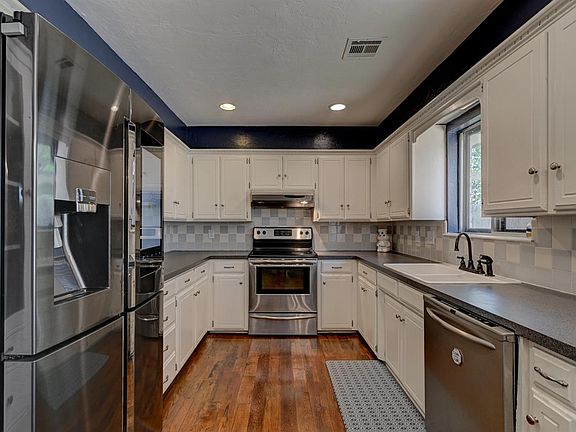 5th image of 4006 Yorkshire Dr