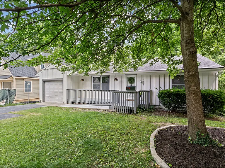 7809 Rosewood Dr — Photo 2