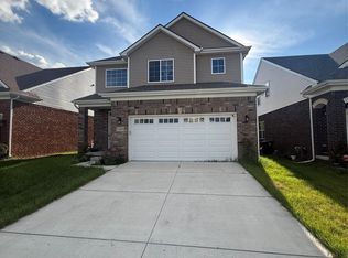 11849 Hines Place Dr, Livonia, MI 48150