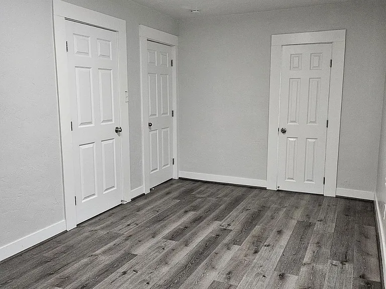 301 E Myrtle St — Photo 9