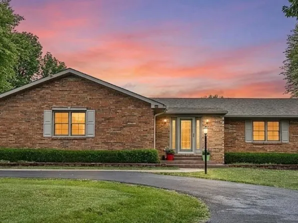 696 Pine Valley Dr, Elizabethtown, KY 42701