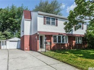 670 Wyngate Dr E, Valley Stream, NY 11580