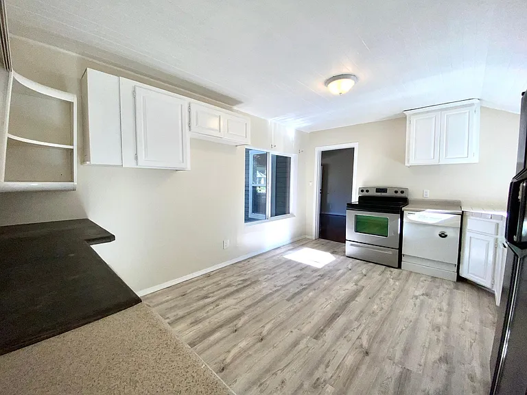748 SE Miller St — Photo 3