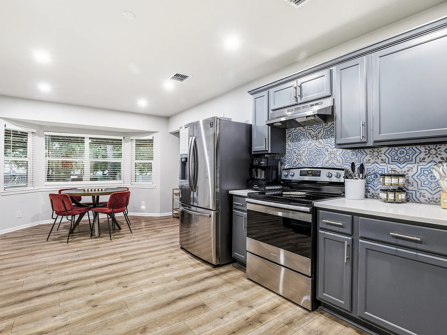 5 bed, 2318 sqft, $9,000 — Photo 3