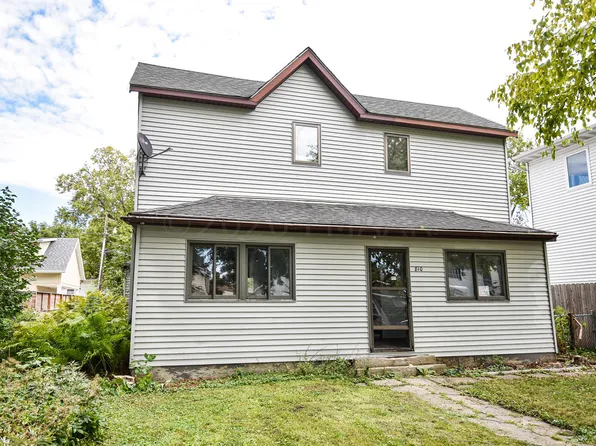 810 9th St S, Fargo, ND 58103