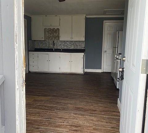 3rd image of 724 N Avenue C