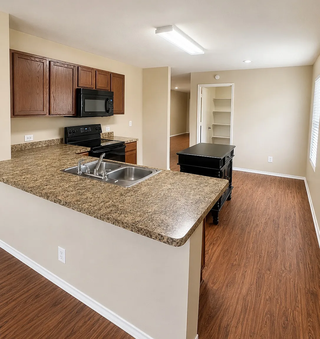 4 bed, 1968 sqft, $2,395 — Photo 3