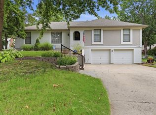 425 NE Sunview Cir, Blue Springs, MO 64014