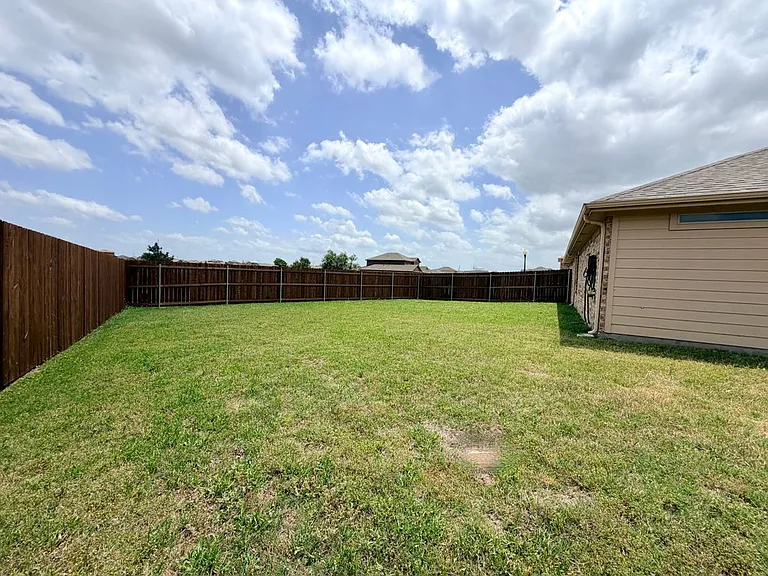 520 Cantebury Park Ln — Photo 19