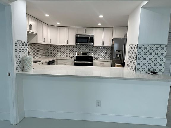 5th image of 2500 Parkview Dr APT 1606