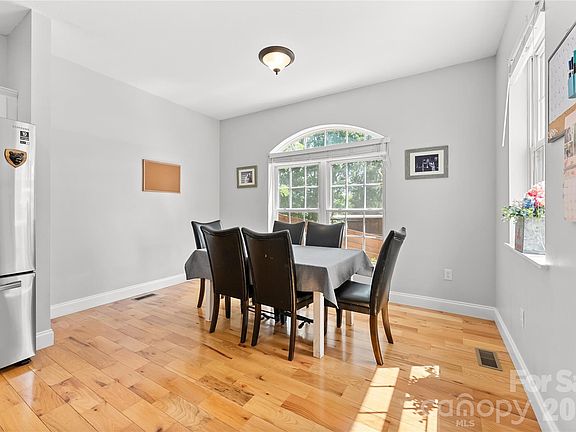 5th image of 341 Pearson Dr