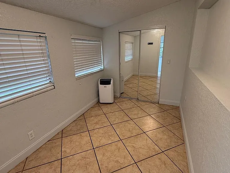 741 Roseland Dr — Photo 13