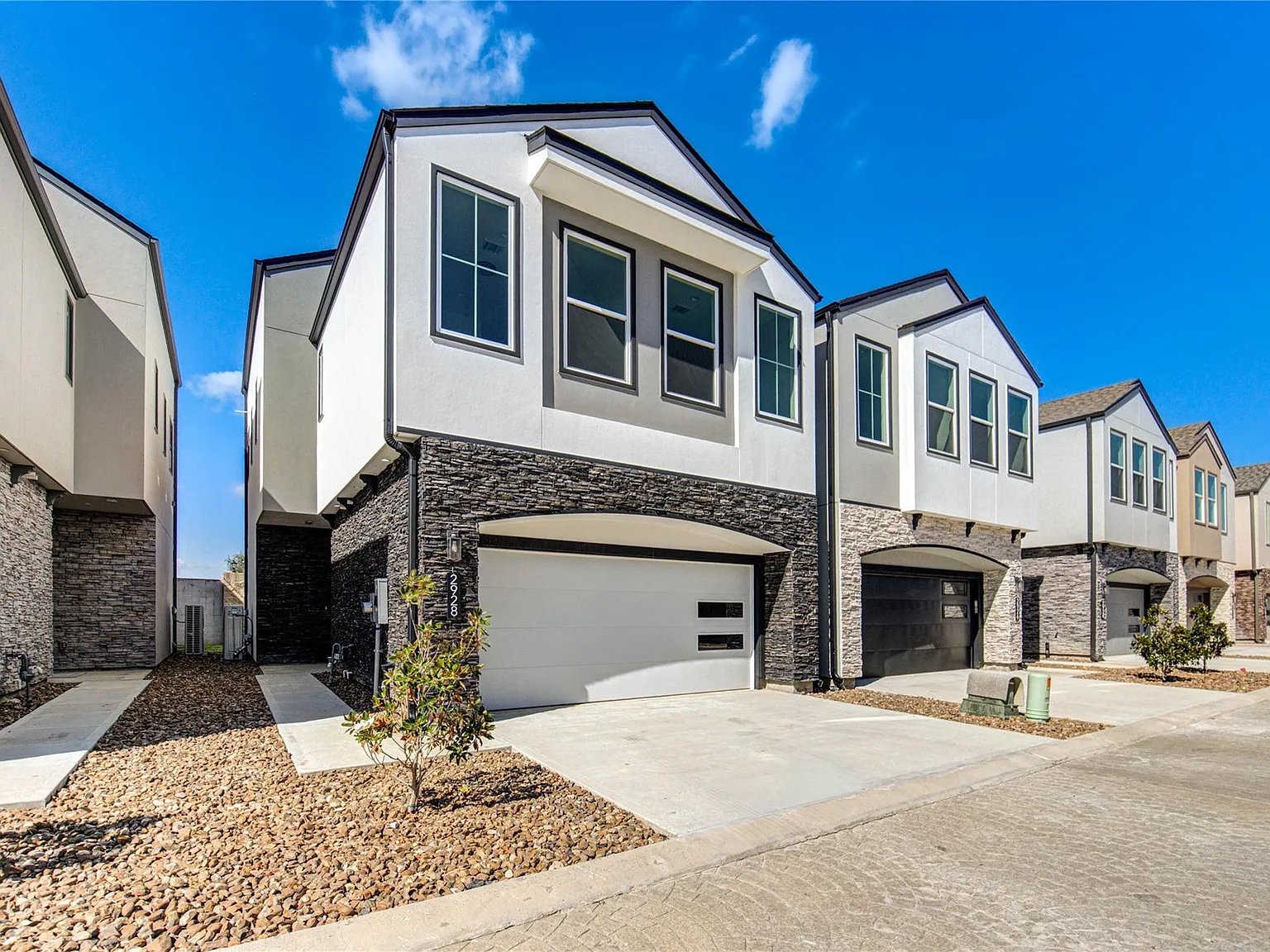 3 bed, 2.5 bath, 2294 sqft, $3,200 — Photo 2