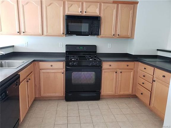 5th image of 25 Fairways Dr Unit 11
