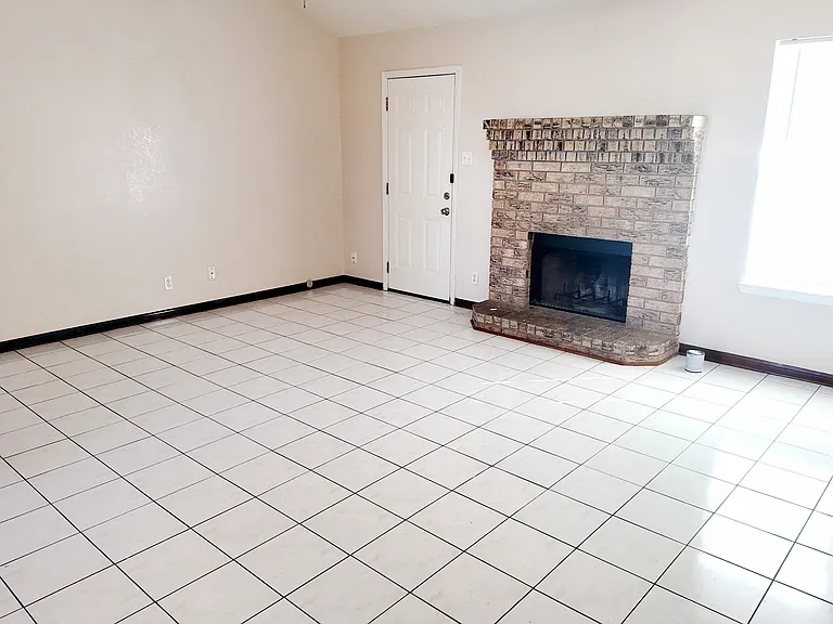 2812 Fieldstone Dr — Photo 2