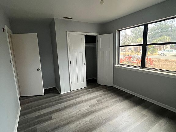 4th image of 14 Laurie Dr NE