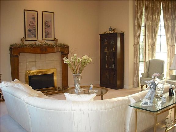 2nd image of 1122 Shady Oak Trl