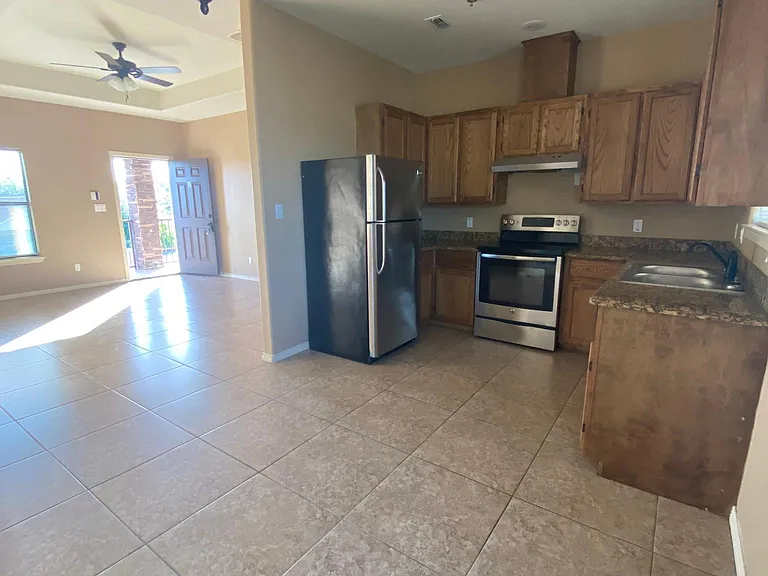 1112 Eisenhower St #B — Photo 2