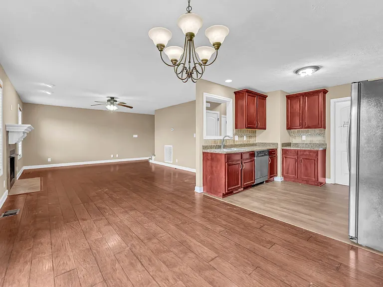 563 Falkland Cir — Photo 12