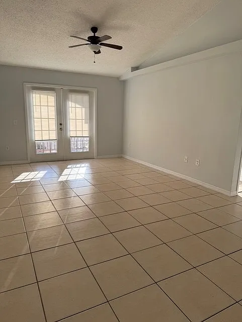 3 bed, 1100 sqft, $1,900 — Photo 2