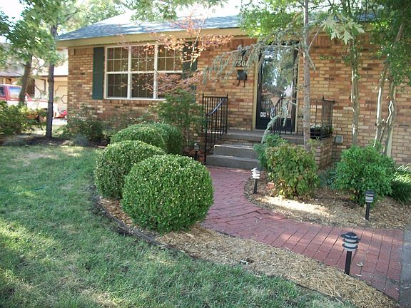 Landscaped Yard w/ Sprinklers