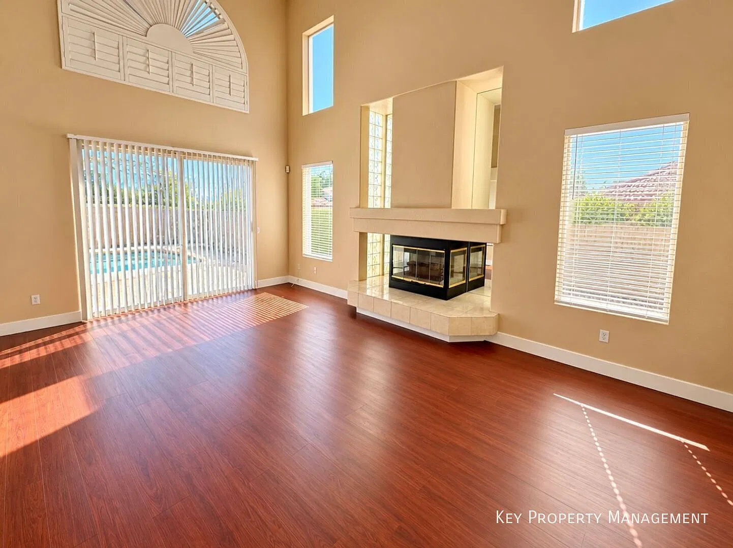 4-Bedroom Home with Pool, Spa & Downstairs Bed & Bath in Las Vegas — Photo 3