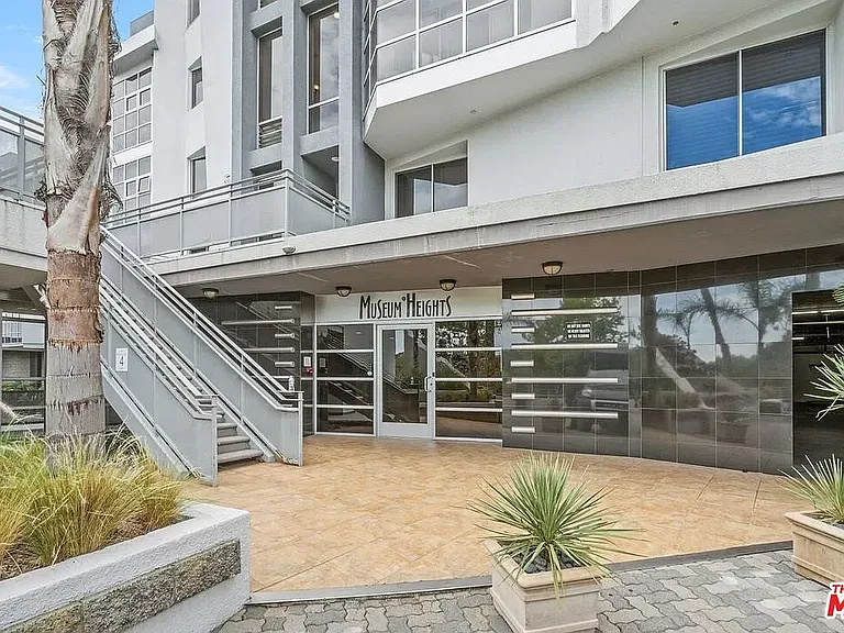 171 N Church Ln #Penthouse 10 — Photo 2