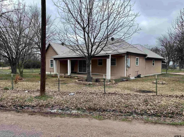408 1st St, Como, TX 75431