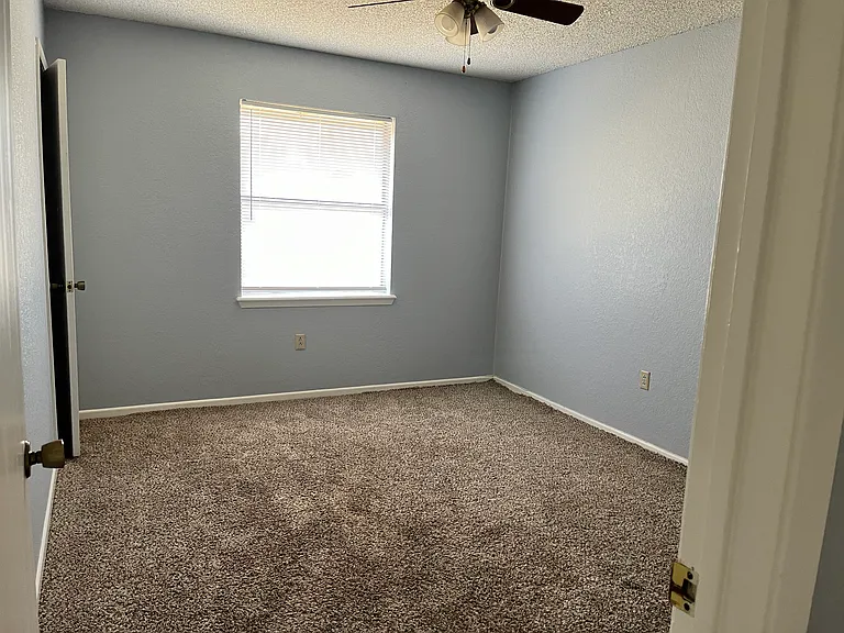 4717 Beall Blvd — Photo 9