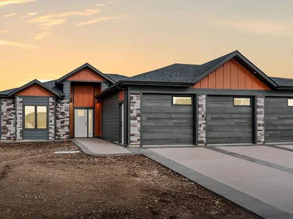 407 Flint Dr, Bismarck, ND 58503