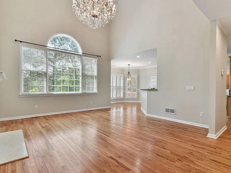 330 Winherst Ln — Photo 2