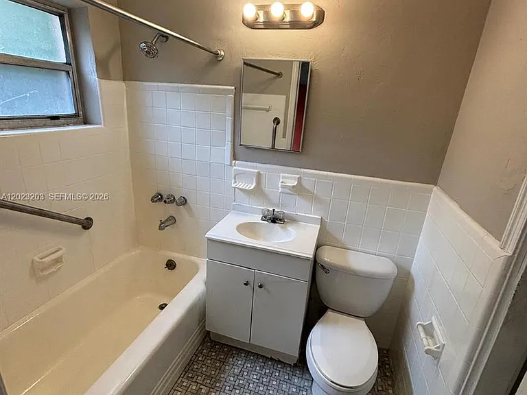 520 SW 4th St #11 — Photo 4