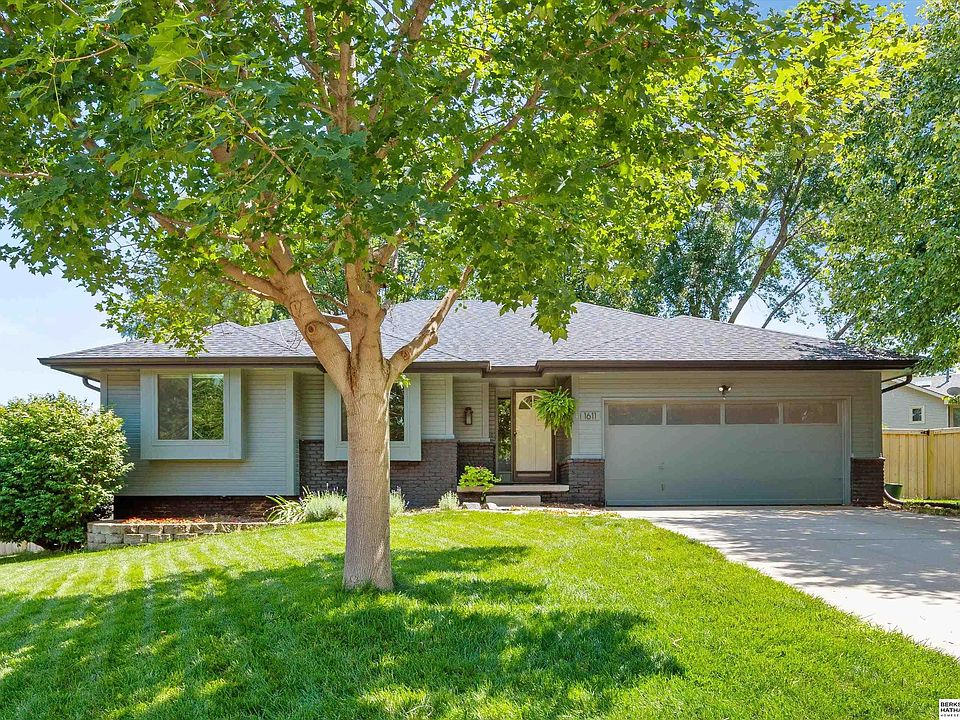 1st image of 1611 S 171st Cir