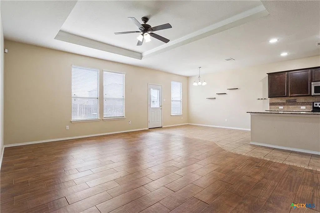 4 bed, 2.5 bath, 2516 sqft, $2,200 — Photo 2