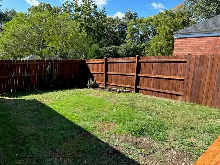 215 Carson Ct — Photo 9