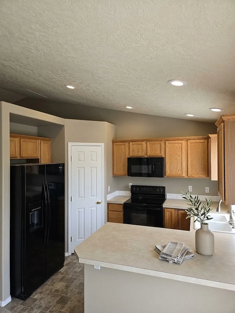 4 bed, 2.5 bath, 1692 sqft, $2,395 — Photo 2