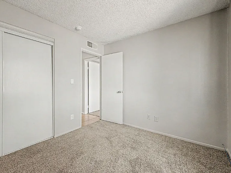 2521 N 49th Ave — Photo 22