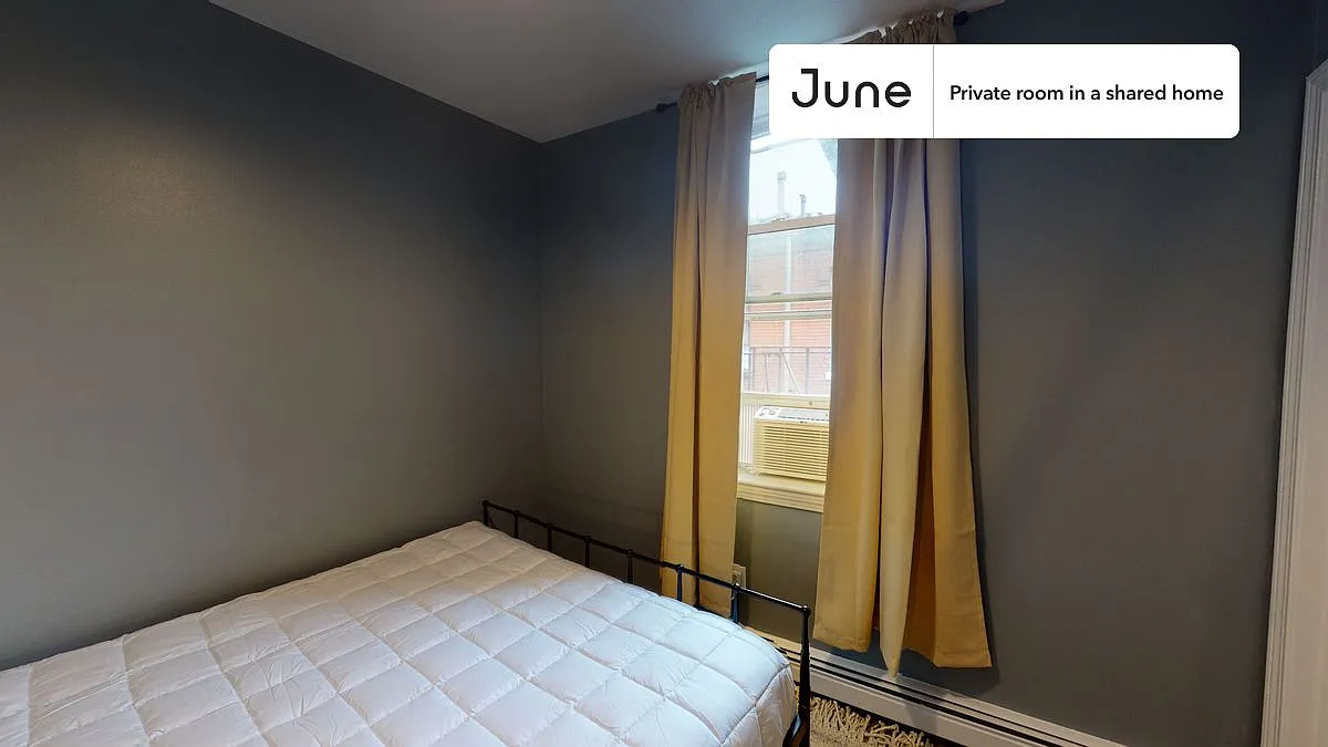 Queen bedroom in 3 bed/1 bath home in North End #471 C — Photo 3