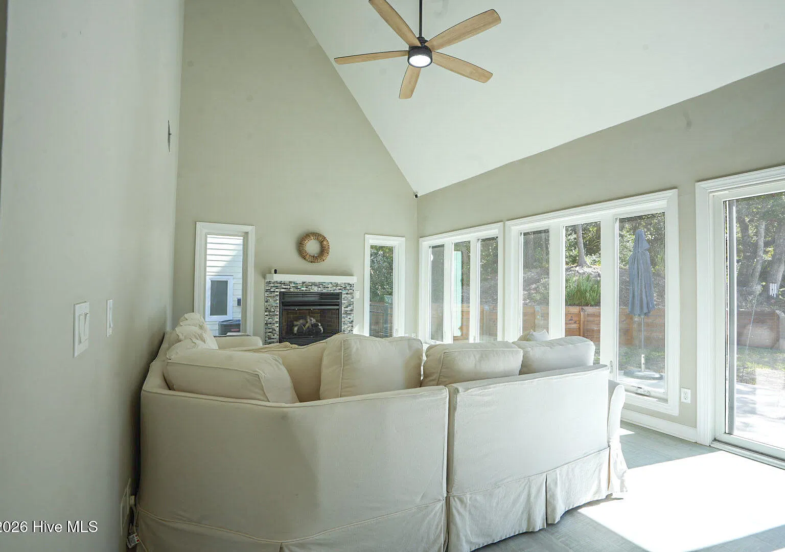 3 bed, 2.0 bath, 1733 sqft, $2,985 — Photo 4