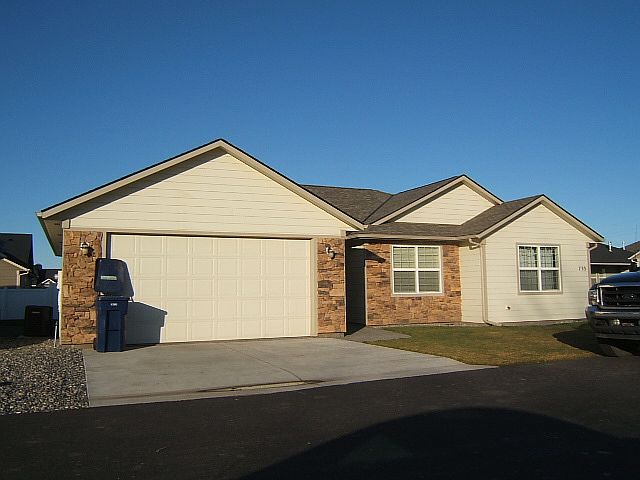 1st image of 733 SE Bedford Loop