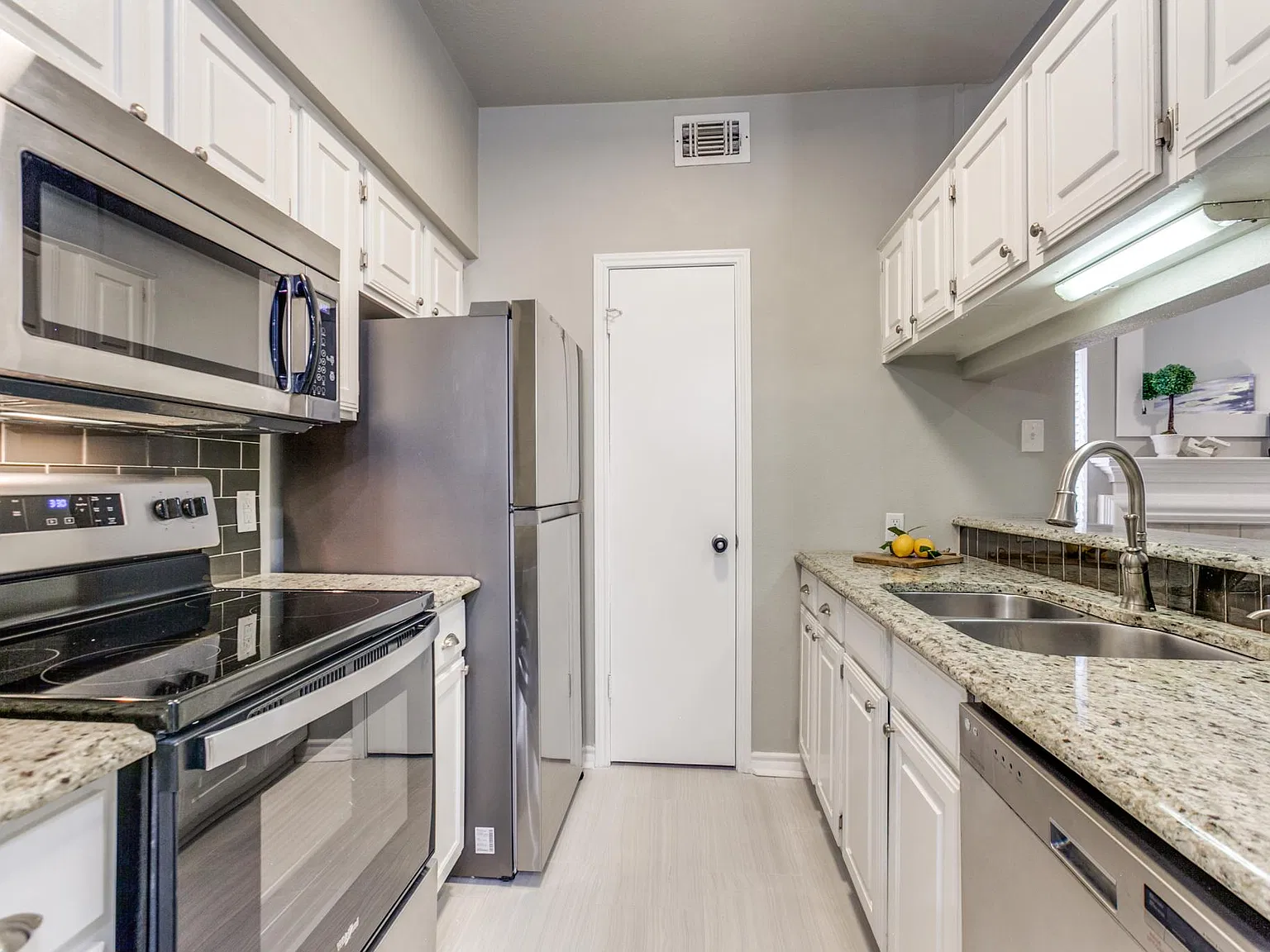 1 bed, 842 sqft, $1,875 — Photo 3