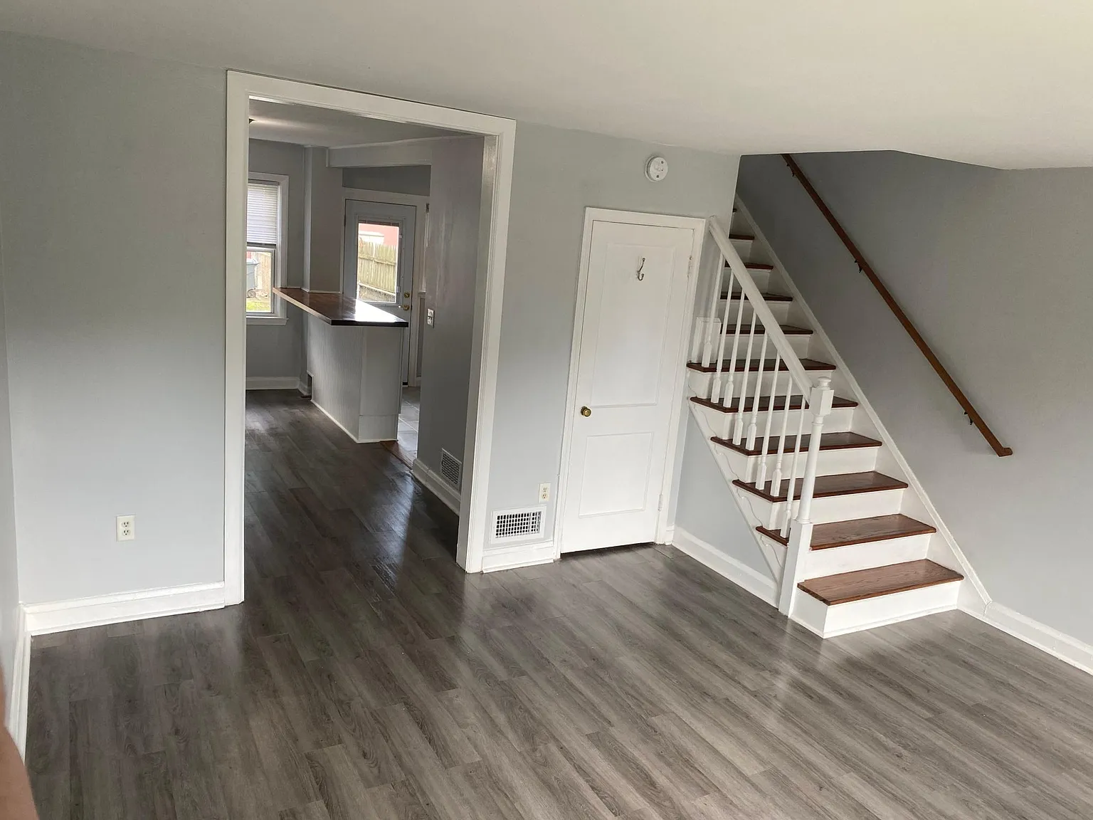 25 S Hawthorne Rd — Photo 2