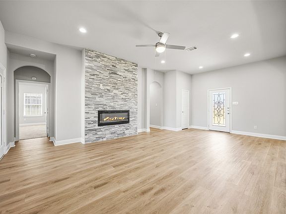 4th image of 8409 Willowbrook Dr