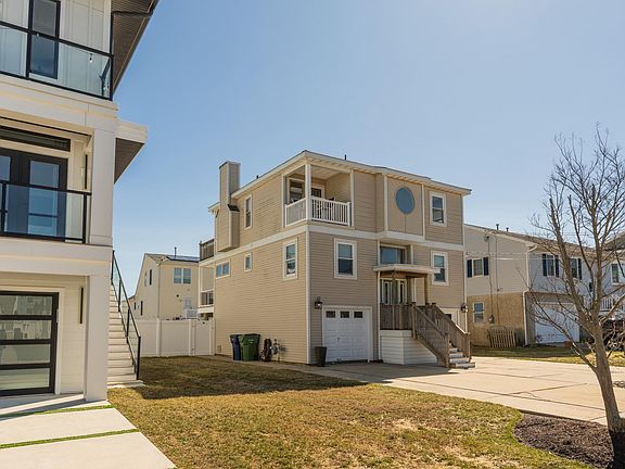 2nd image of 11 Point Dr