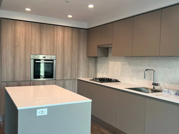 3833 Evergreen Pl #906, Burnaby, BC V3J 0M2