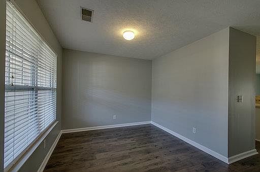 5th image of 121 Shadow Glen Dr