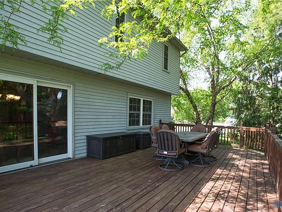 3rd image of 575 Carol Dr
