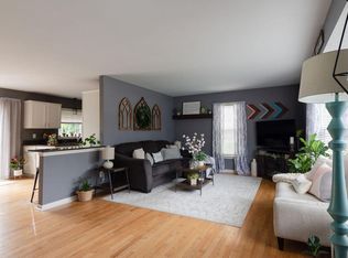 484 Laurelwood Ct, Pewaukee, WI 53072