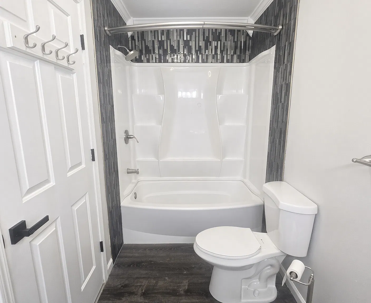 3 bed, 1.5 bath, 1800 sqft, $2,650 — Photo 4